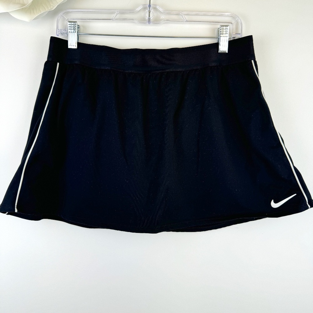 NIKE Black And White Stripes Slim Fit Dry Fit Skort Athleisure / Size XL